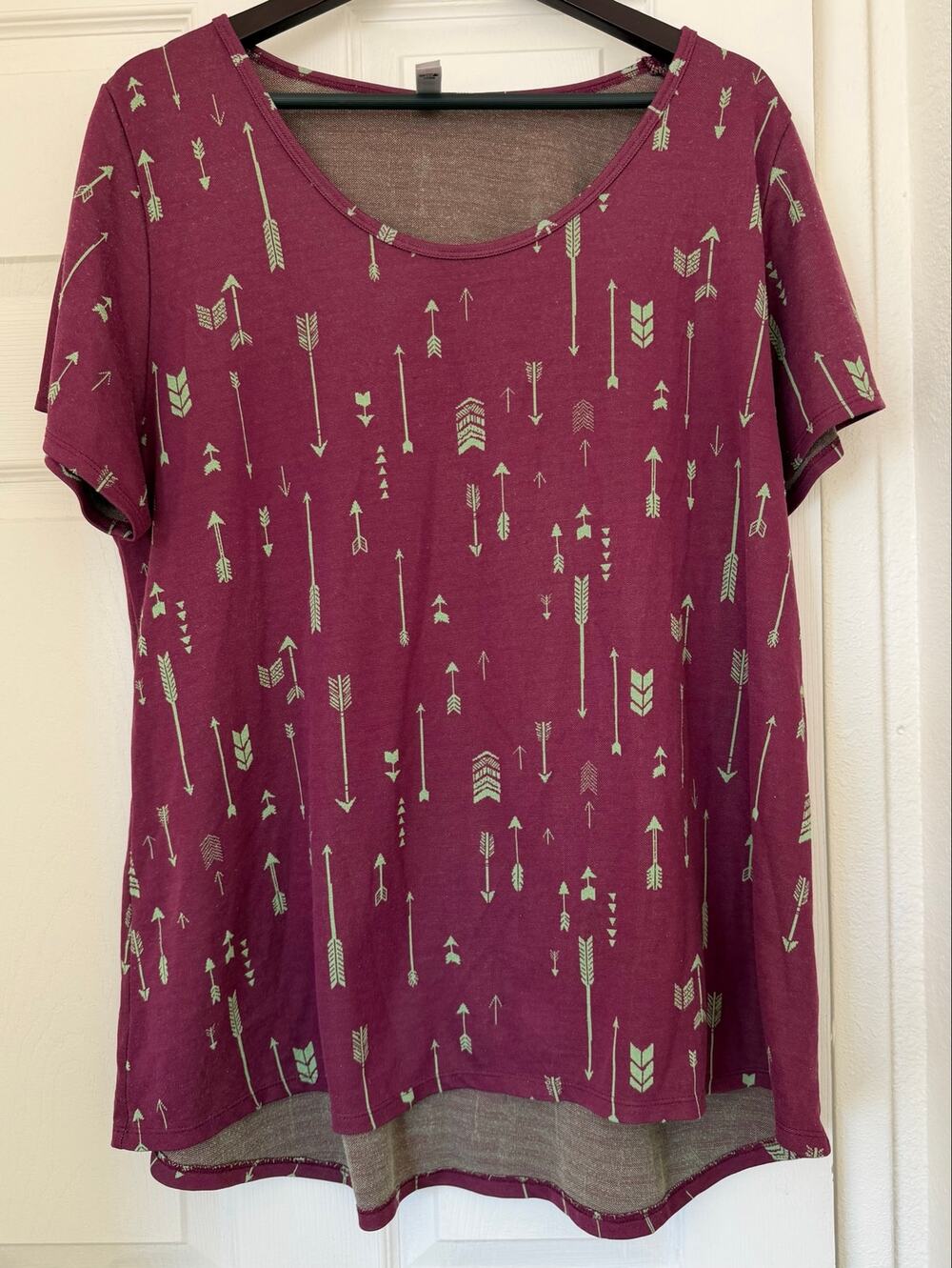 LuLaRoe Classic T Shirt 3XL Burgundy Arrow Print High Low Hem